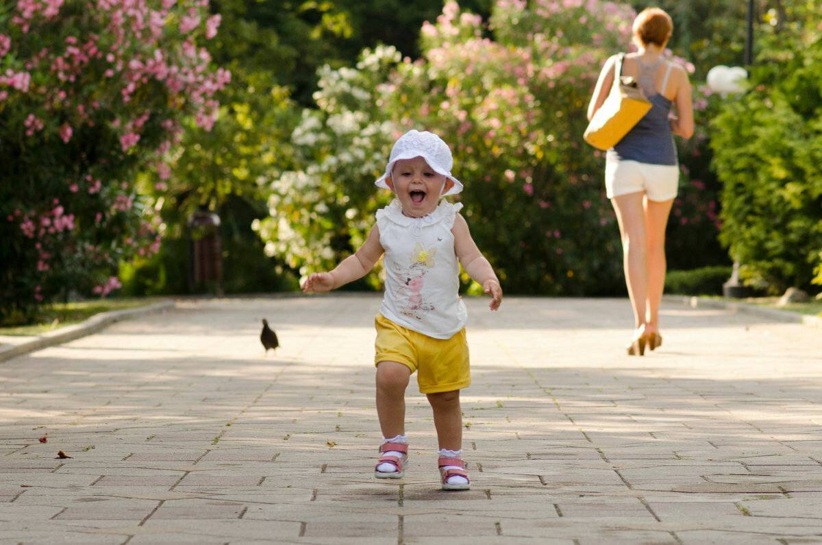 Мама гулять на улице. Прогулки с малышом. Малыши на прогулке летом. Дети бегают. Дети на прогулке летом.