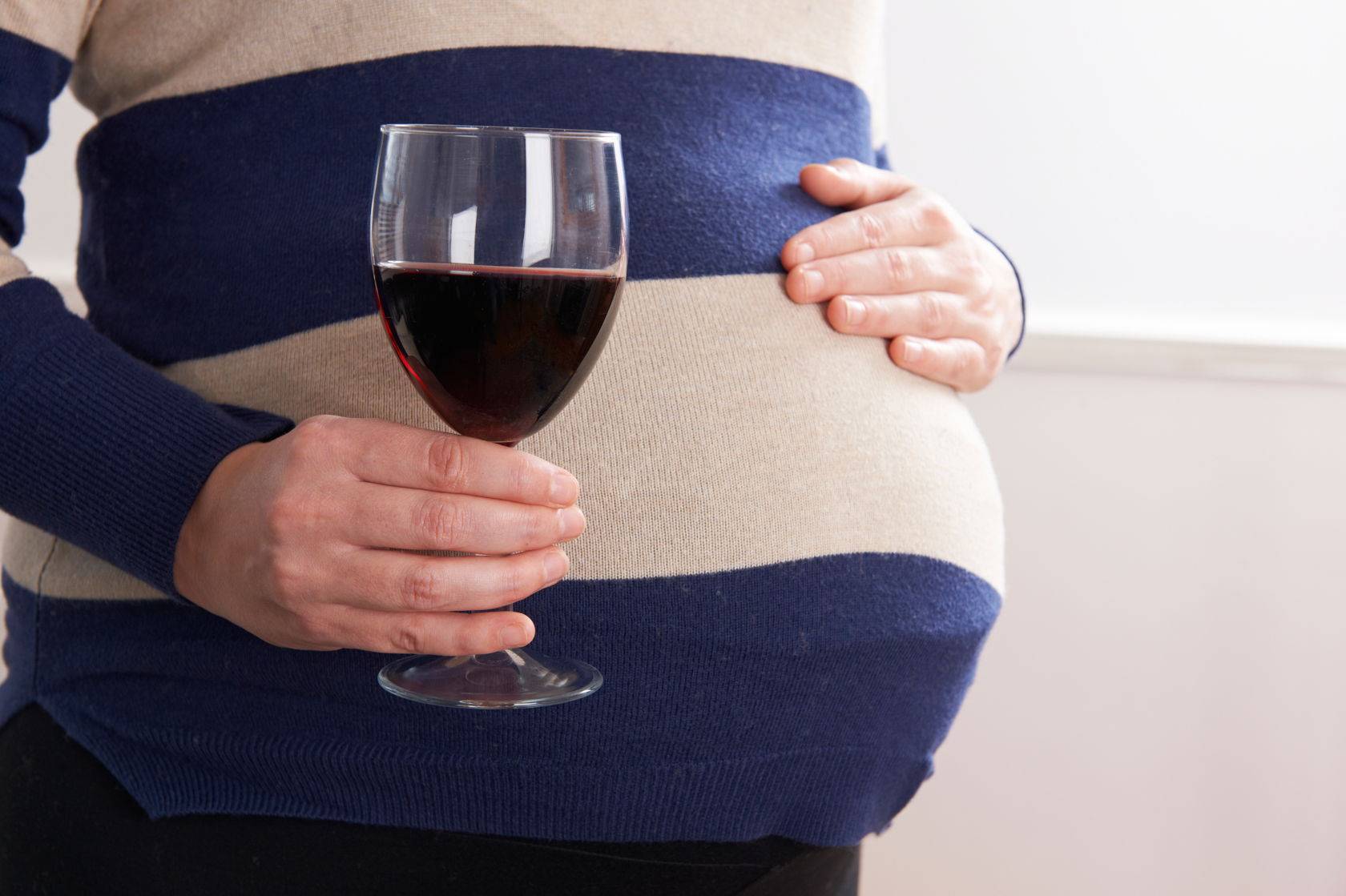 Можно ли пить беременным шампанское?