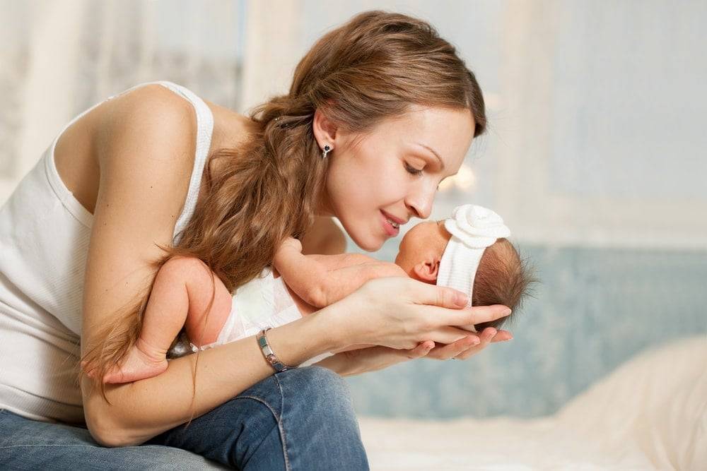 10 опасных вещей, которые многие мамы делают с новорожденными
