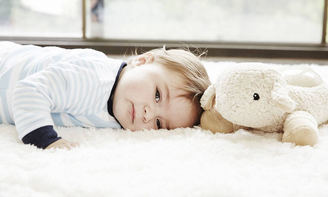 Как приучить ребенка засыпать самостоятельно. с какого возраста дети засыпают сами