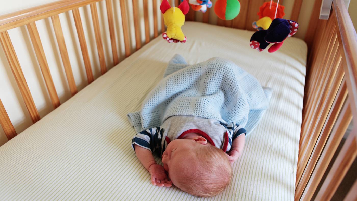 Сон новорожденного в кроватке
