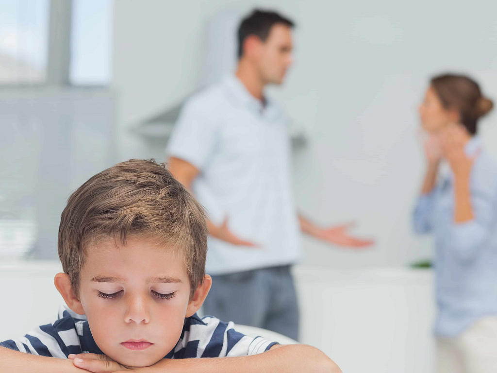 Как скандалы в семье влияют на ребенка: что делать родителям