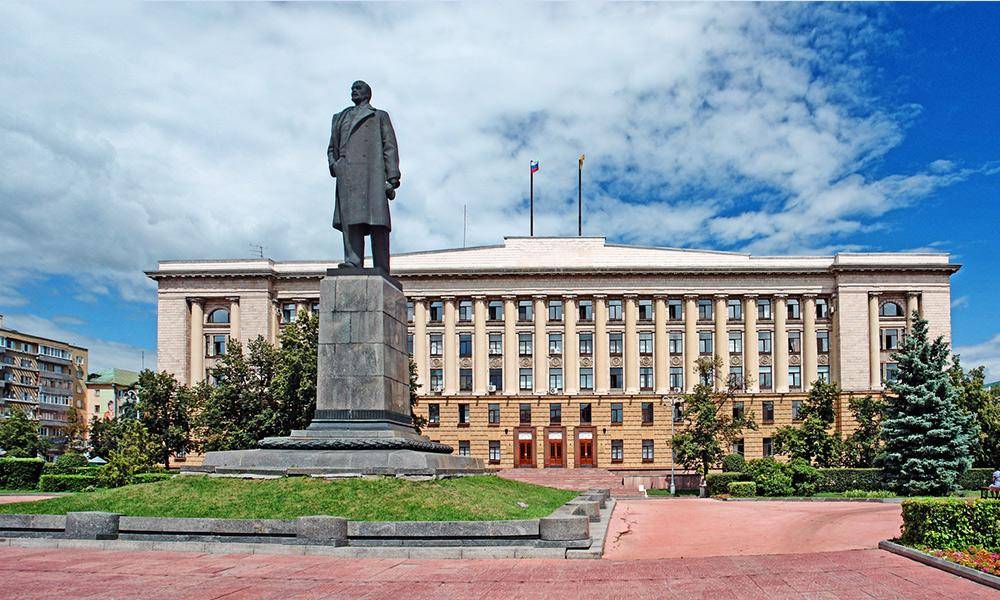 Показать площадь ленина. Площадь Ленина 12. Площадь Ленина Пенза клумбы. Площадь Ленина Калуга. Площадь Ленина Тамбов.