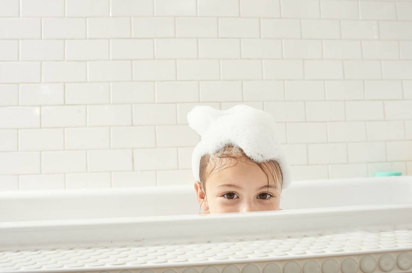 Что делать, если ребенок боится купаться и мыть голову: советы психолога