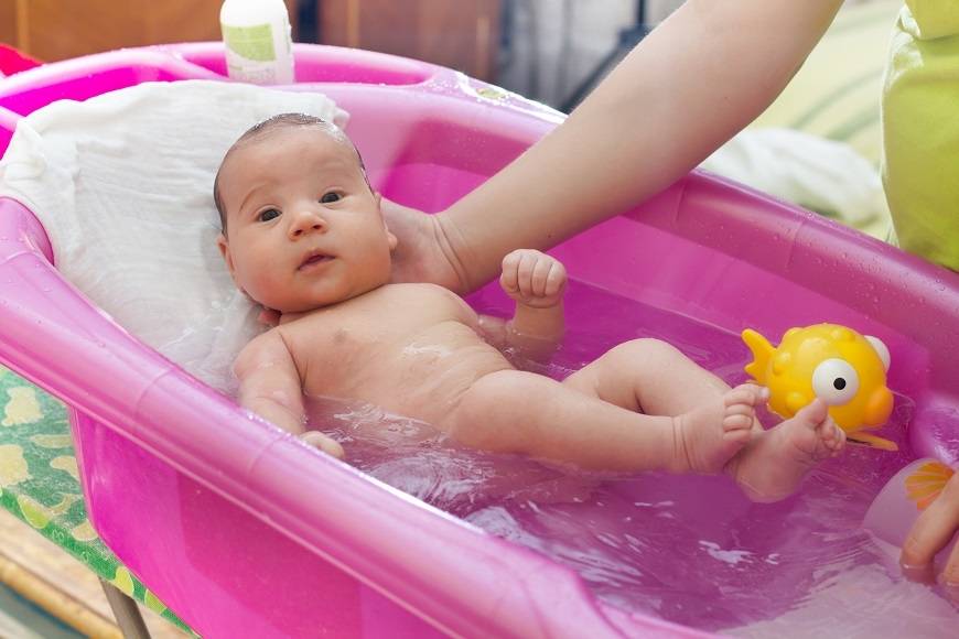 Как купать новорожденного ребенка первый раз дома, советы, видео...