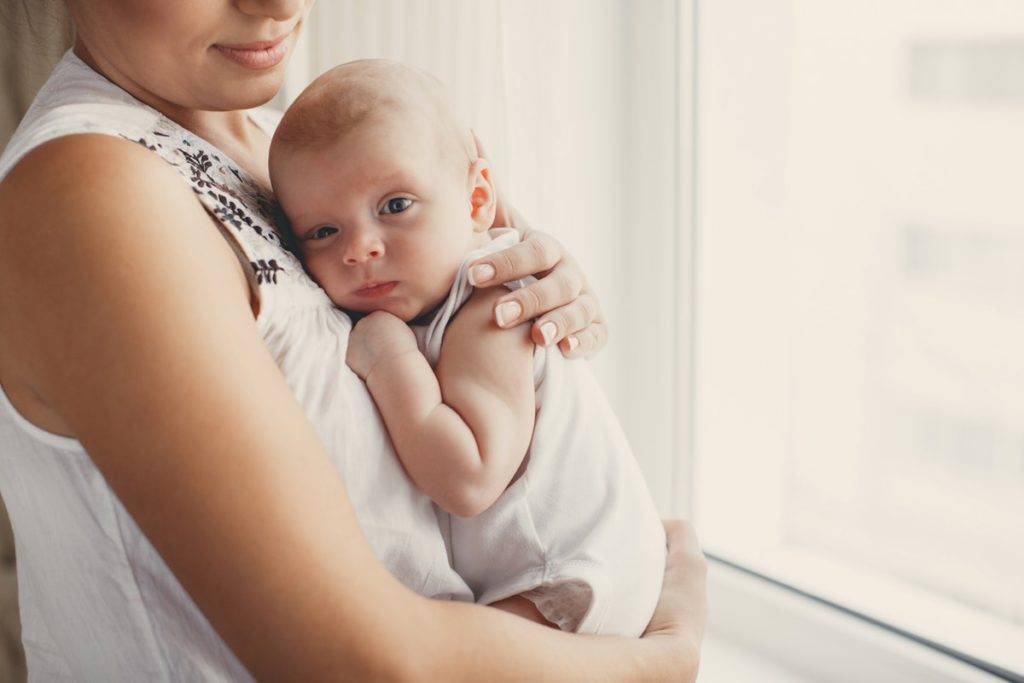 Обязательно ли после кормления держать столбиком новорожденного? - журнал kinderboo.ru