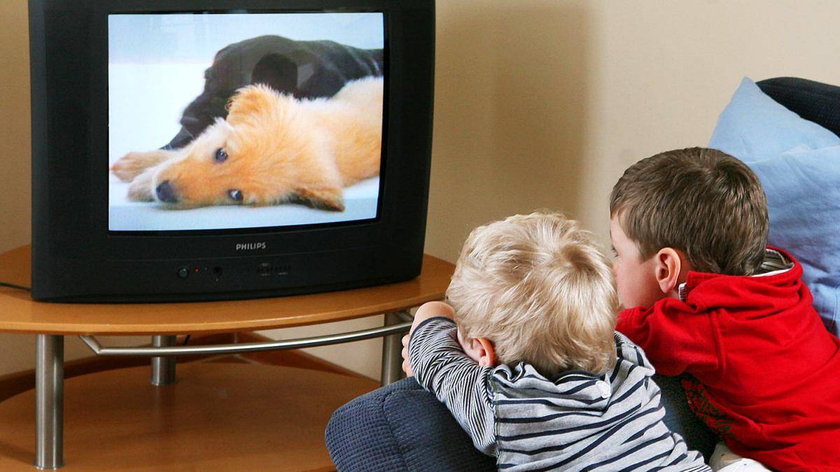 С какого возраста можно смотреть телевизор ребенку: мнение врачей и родителей