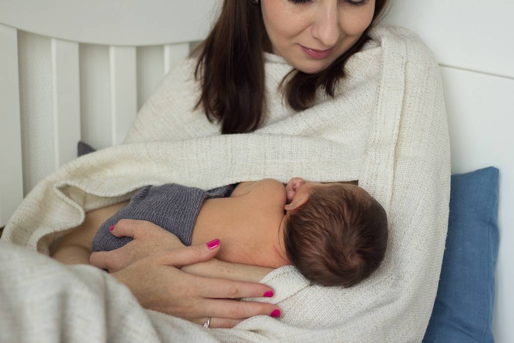 Позы для кормления новорожденных: фото | статьи - similac