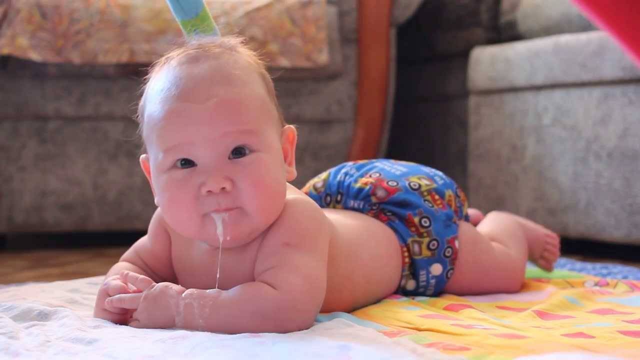 Почему ребенок 2 месяцев срыгивает. Срыгивает новорожденный. Срыгивание фонтаном у грудничка. Новорожденный ребенок срыгивает. Срыгивает фонтаном новорожденный.