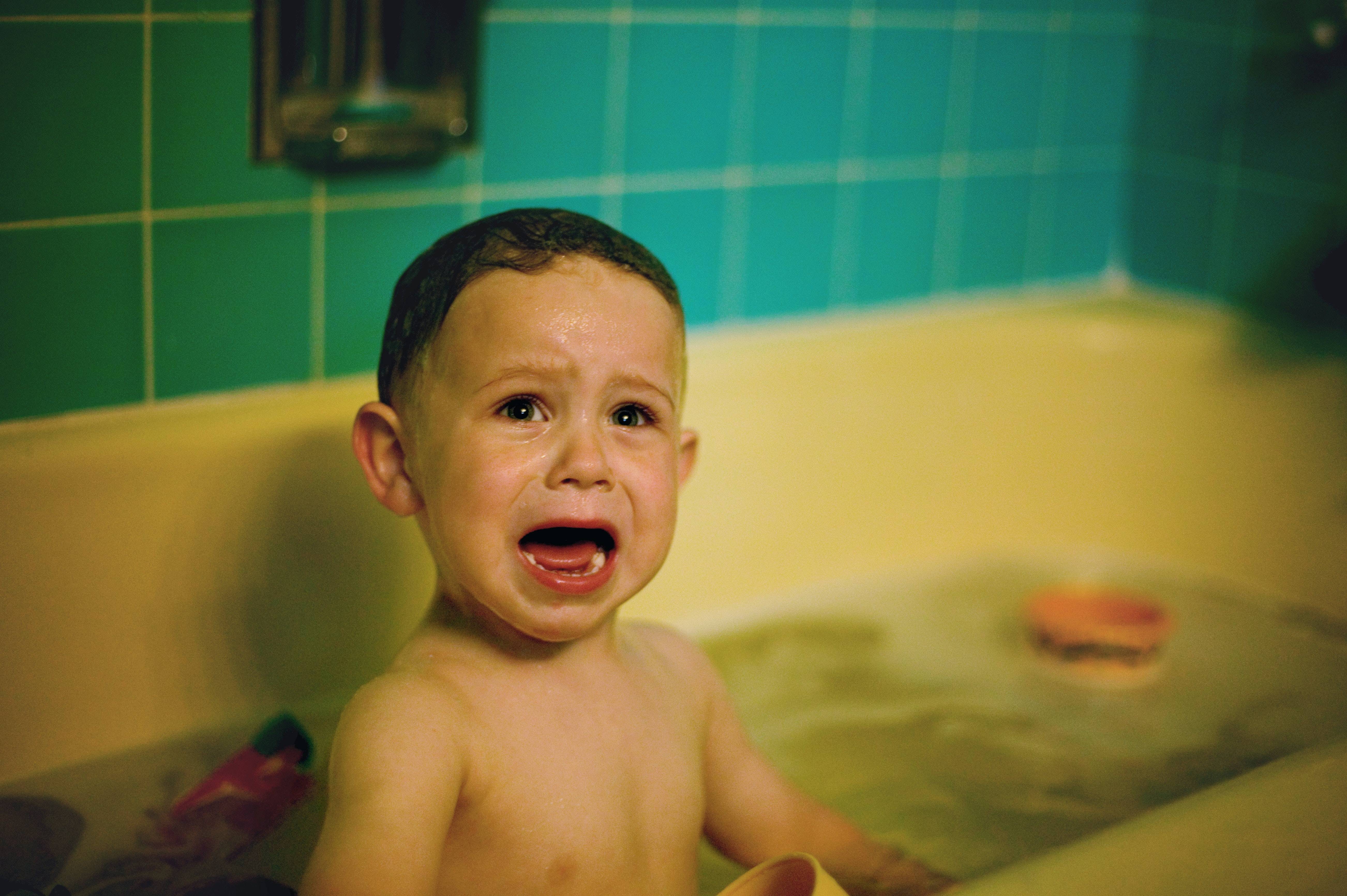 Ребенок боится купаться в ванной – все о том, как преодолеть страх к воде на moy-kroha.info