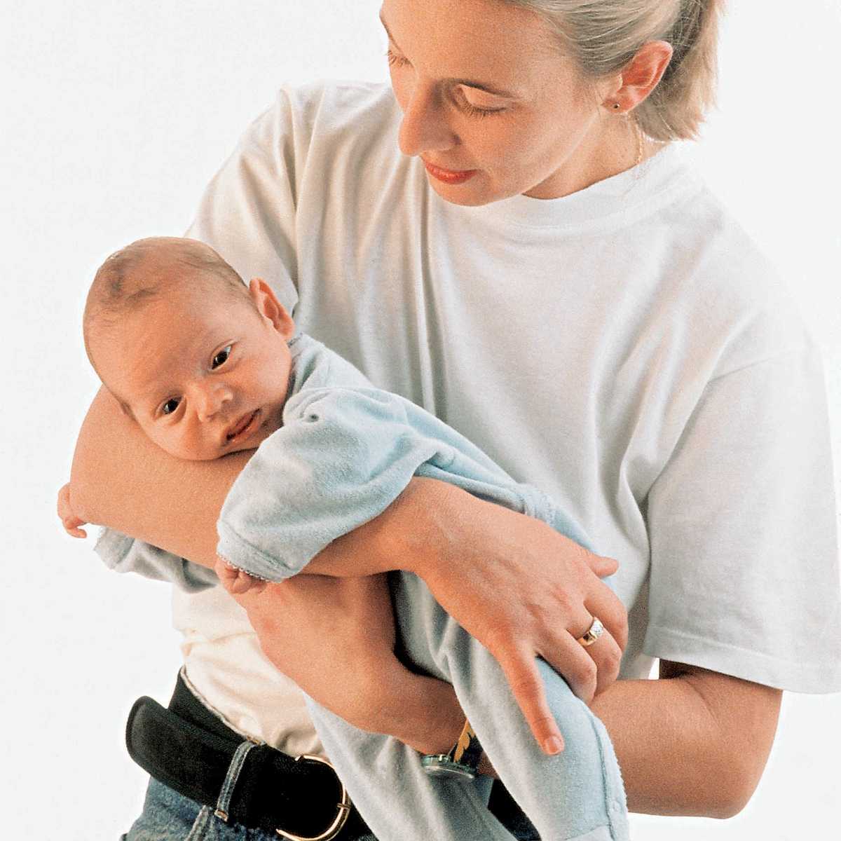 Как носить ребенка на руках | уроки для мам