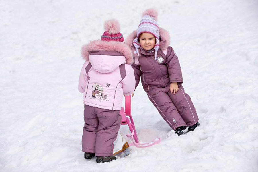 Одеваем малыша для зимней прогулки – выбираем зимний комбинезон