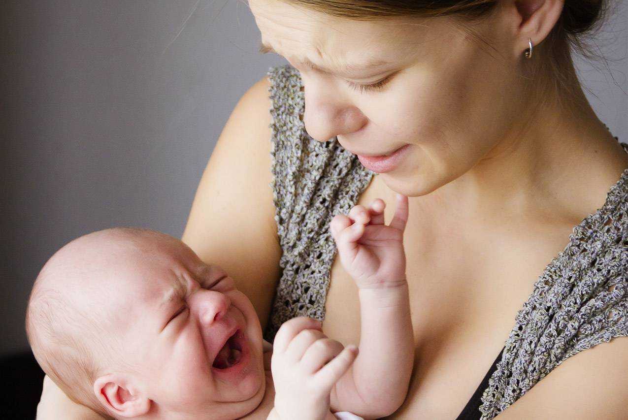 новорожденный не берет одну грудь психует и плачет фото 25