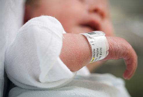 Шелушится кожа у новорожденного на теле, ногах, руках, голове: причины и лечение | mustela