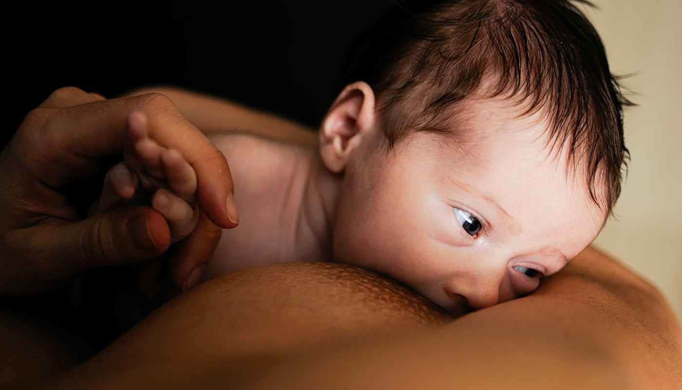 Что делать, если ребенок висит на груди всю ночь?