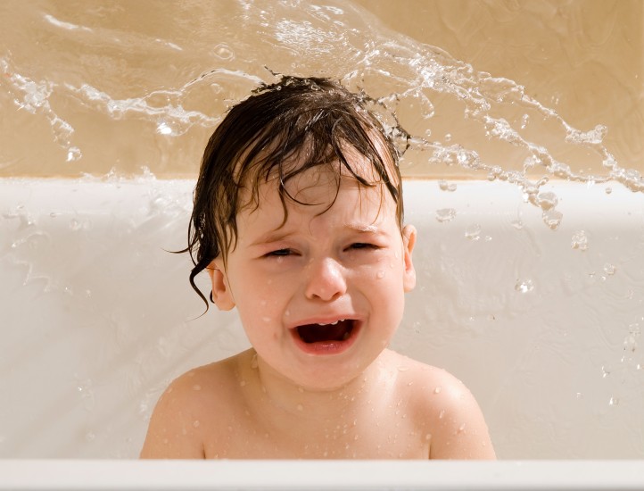 Ребенок боится купаться в ванной: что делать