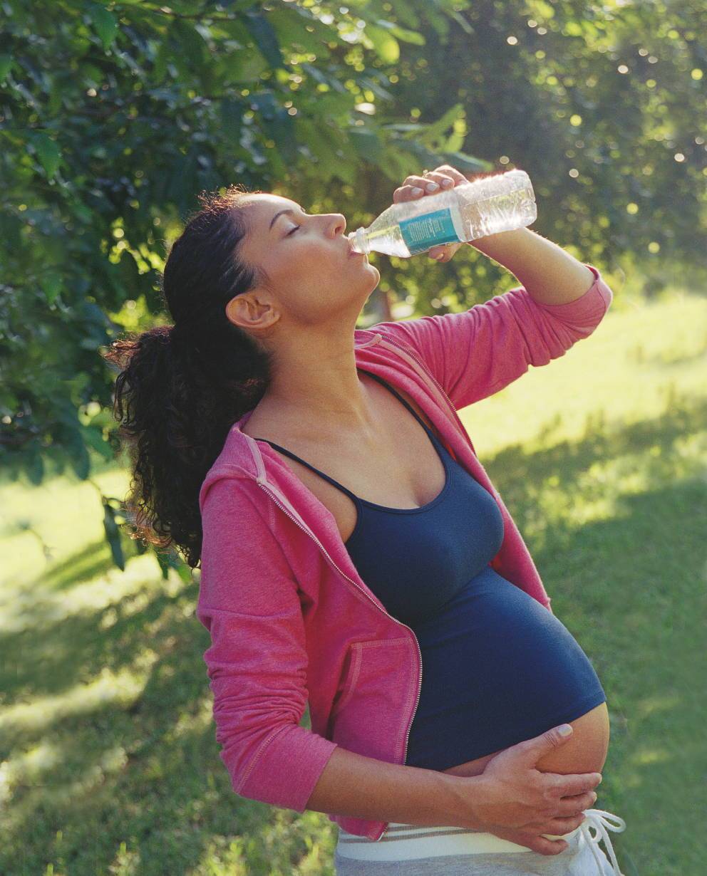 Пить квас беременным. Женщина пьет воду. Беременные в воде.
