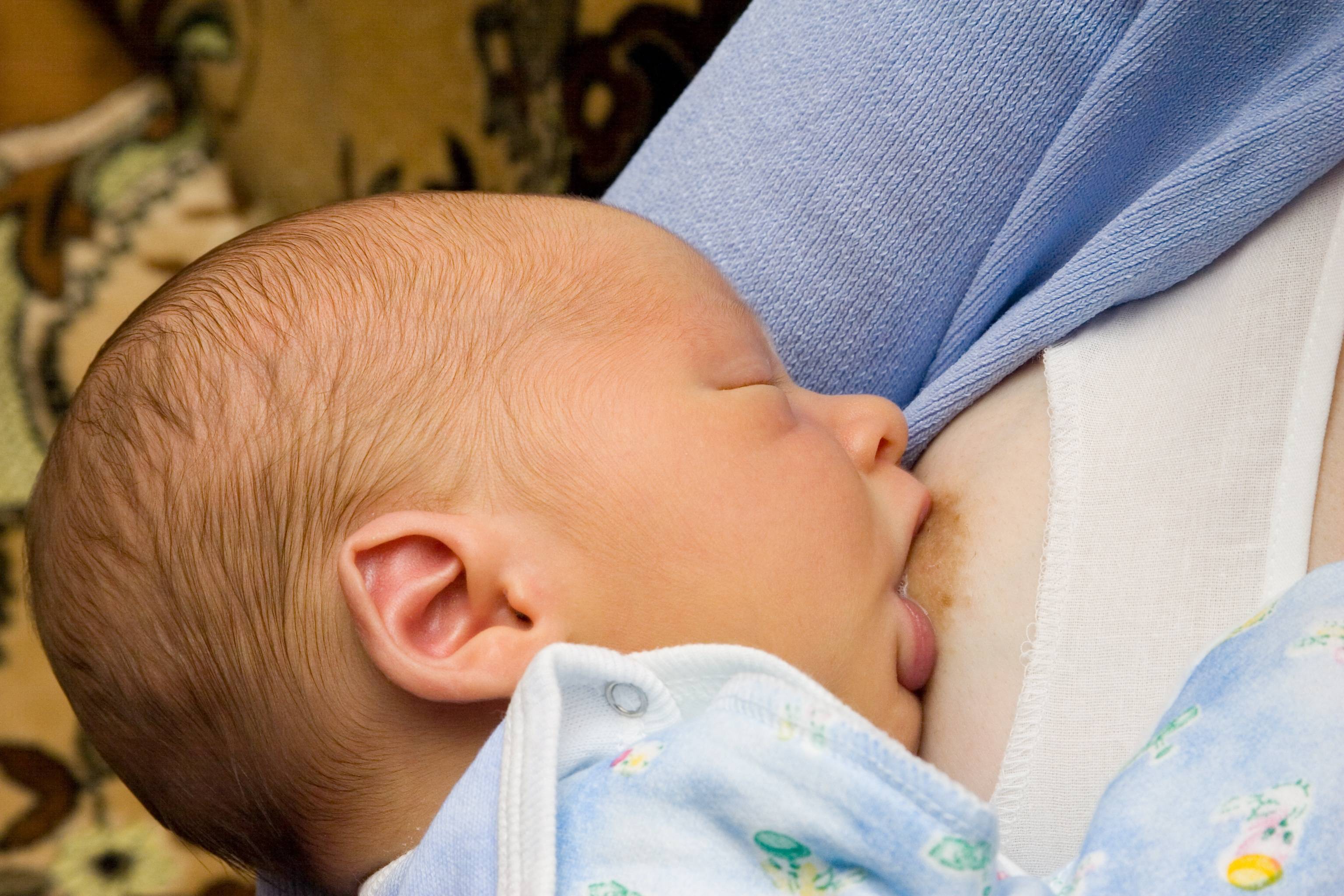 почему новорожденный берет только одну грудь фото 17