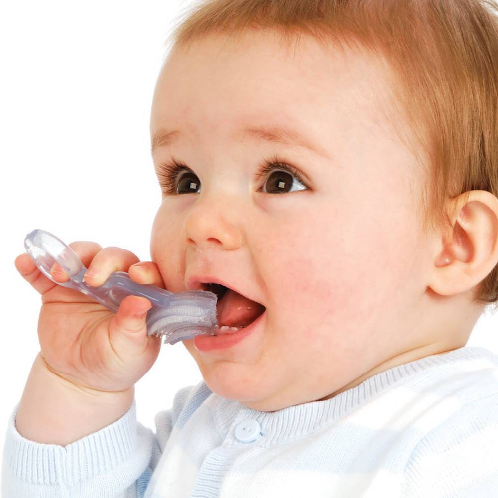 Обработка полости рта ребенку. Гигиена полости рта для детей. Чистка зубов для детей. Маленькие детские зубки. Ребенок чистит зубы.