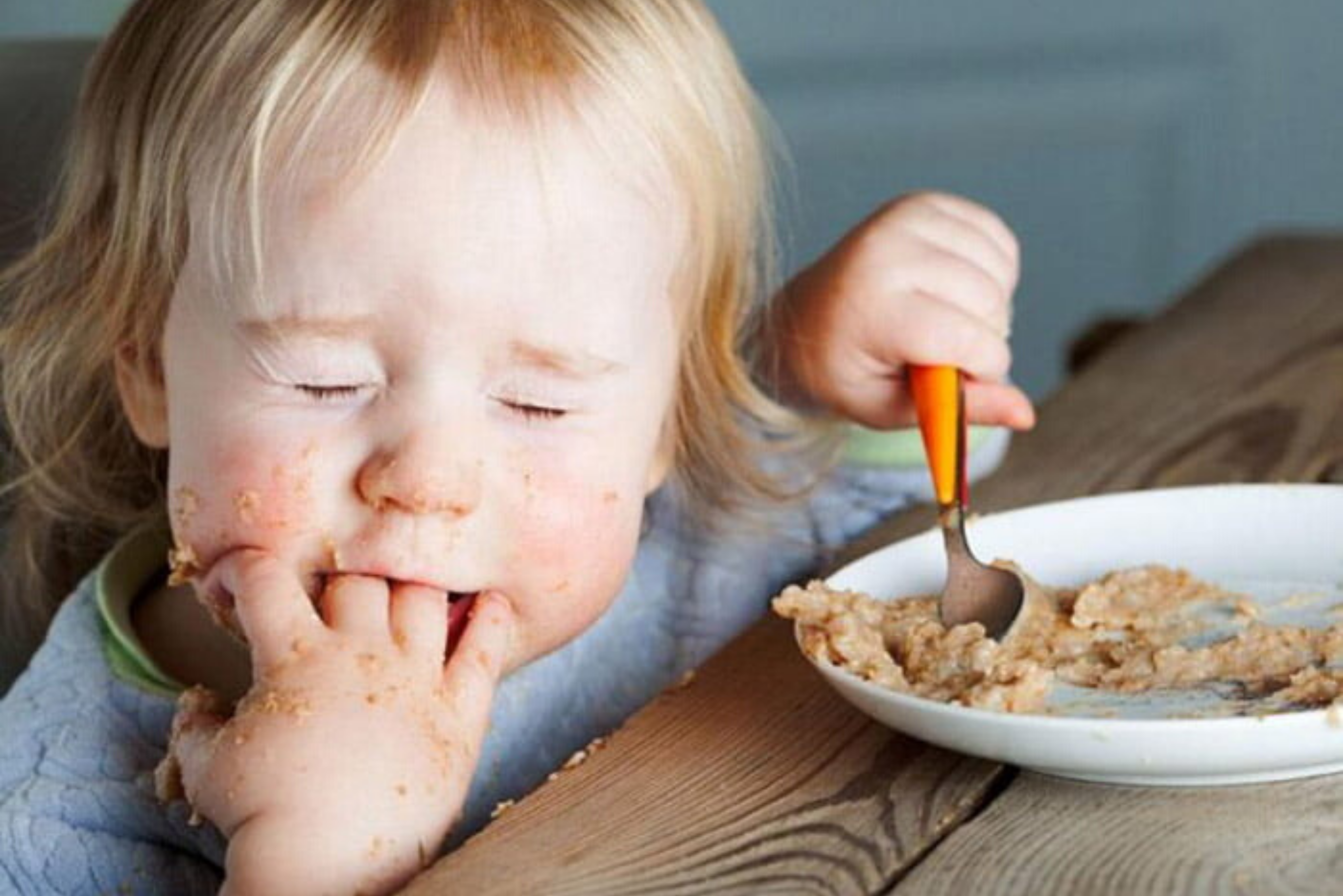 Если хотите стать сильными дети ешьте. Ребенок ест с аппетитом. Малыш кушает. Каша для детей. Малыш кушает сам.