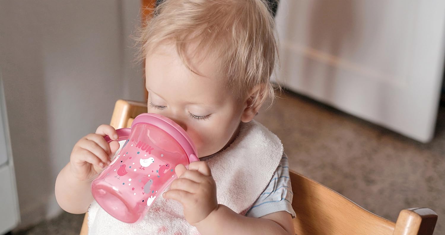 Бутылочка на ночь. Малыш 1 год пьет из бутылочки. Ребенок пьет из чашки. Малыш пьет из кружки. Пьет из чашки.