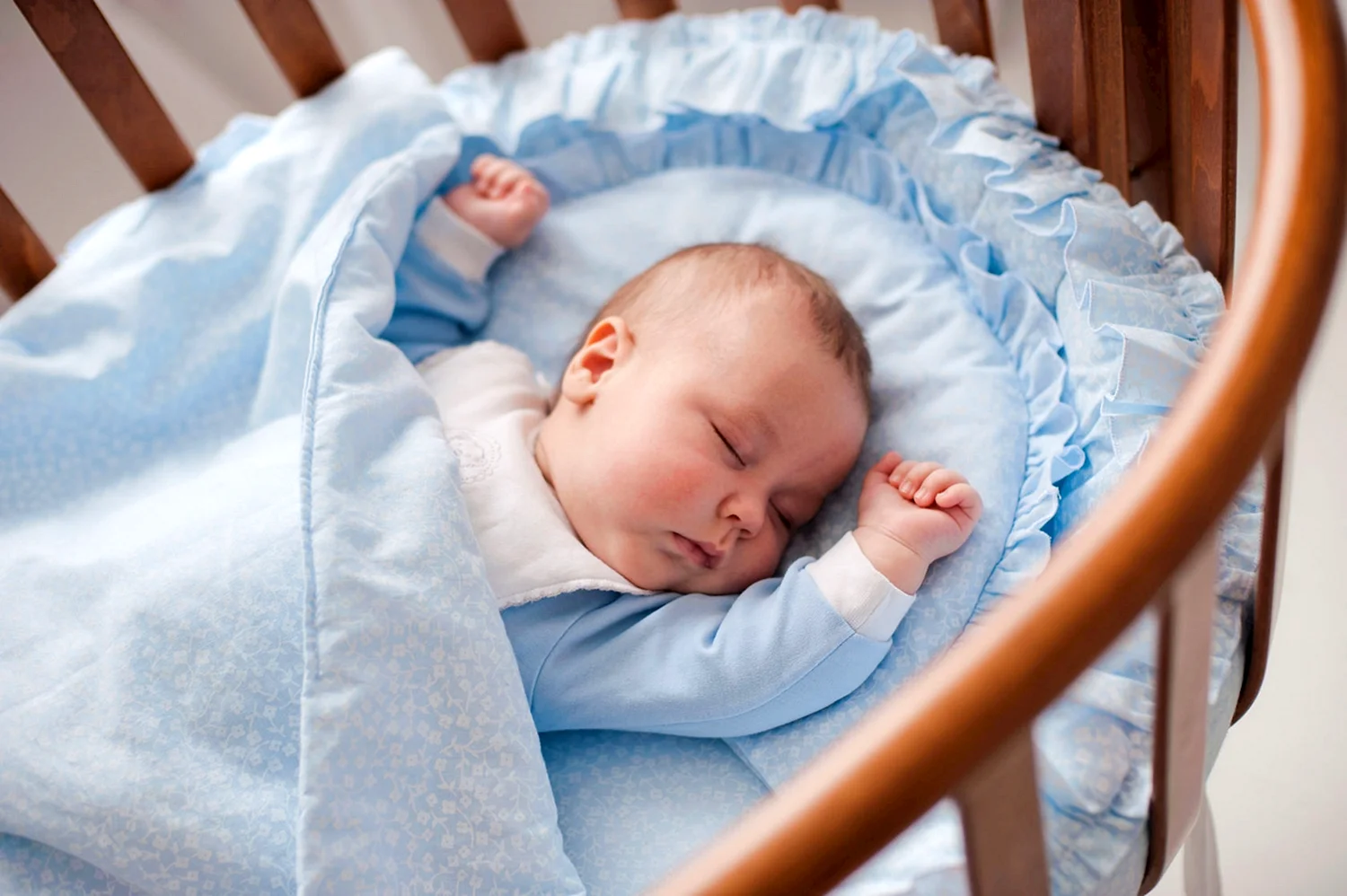 Спать в люльку. Кроватка для новорожденного. Младенец в кроватке. Новорожденный ребенок в кроватке. Колыбель для детей.