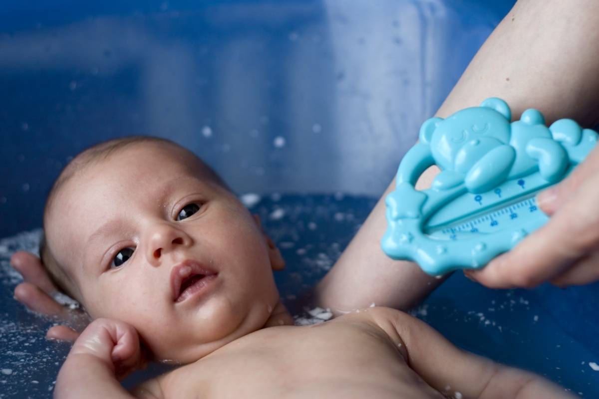 Первая вода для новорожденных. Вода для купания новорожденного. Температура для купания новорожденного ребенка. Температура воды для купания младенца новорожденного. Температура воды для купания новорожденных детей.