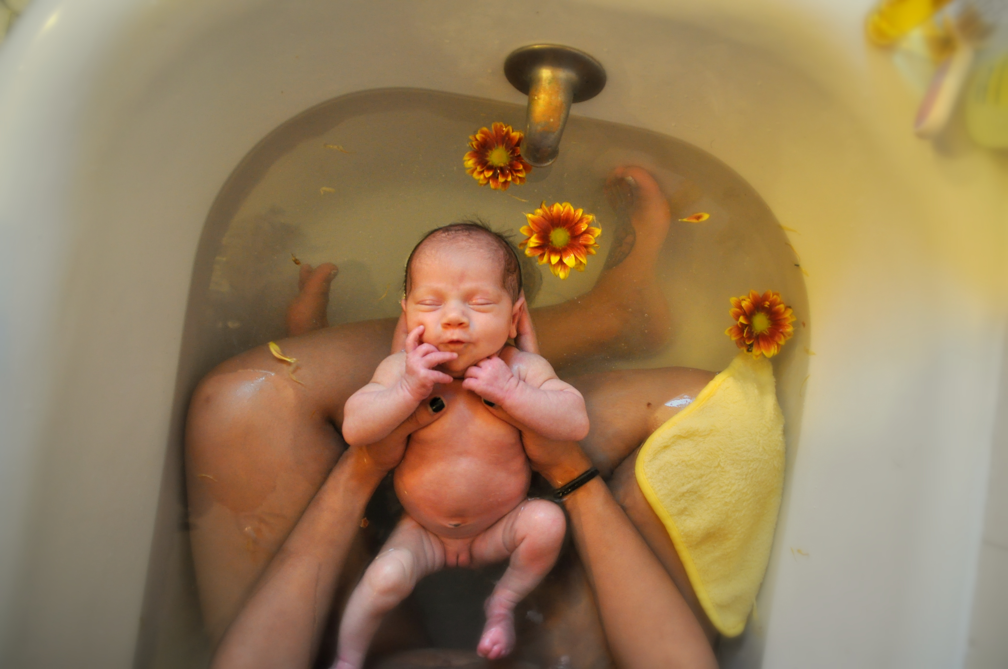 Ребенка после ванной. Купание грудничка. Купается в ванной. Купание новорожденных в ванной. Малыш купается в ванне.