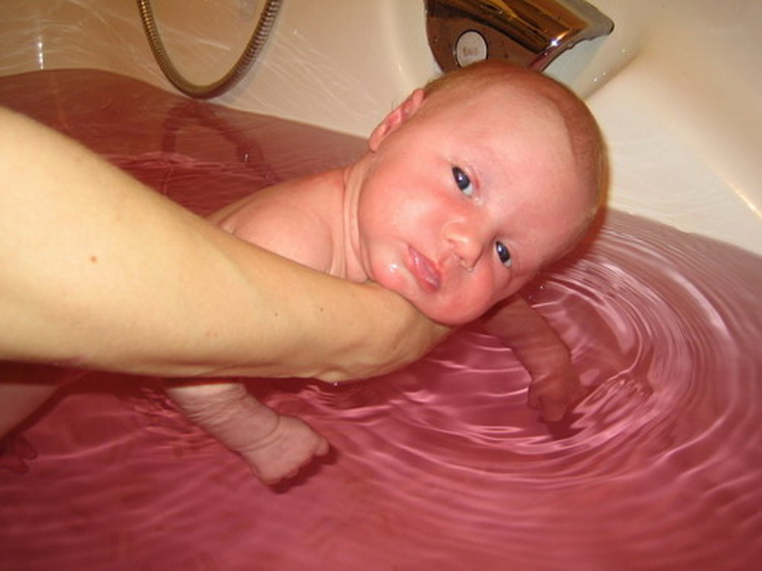 Марганец детям. Малыш купается. Купание грудничка. Марганец купание новорожденного. Марганцовая ванночка для ребенка.