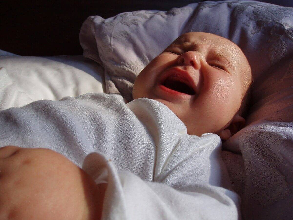 Ребенок во сне дергается всем телом, руками и ногами: причины, что делать