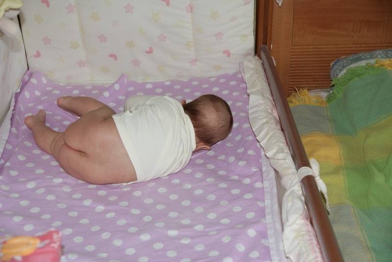 Можно ли новорожденному спать на животе: эта и 5 других поз для сна с врачом педиатром