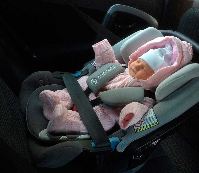 Можно ли перевозить новорожденных. Автолюлька для новорожденных в авто. Ребенок в автолюльке. Новорожденный в автолю. Ребёнок в автолюльке новорожденный.