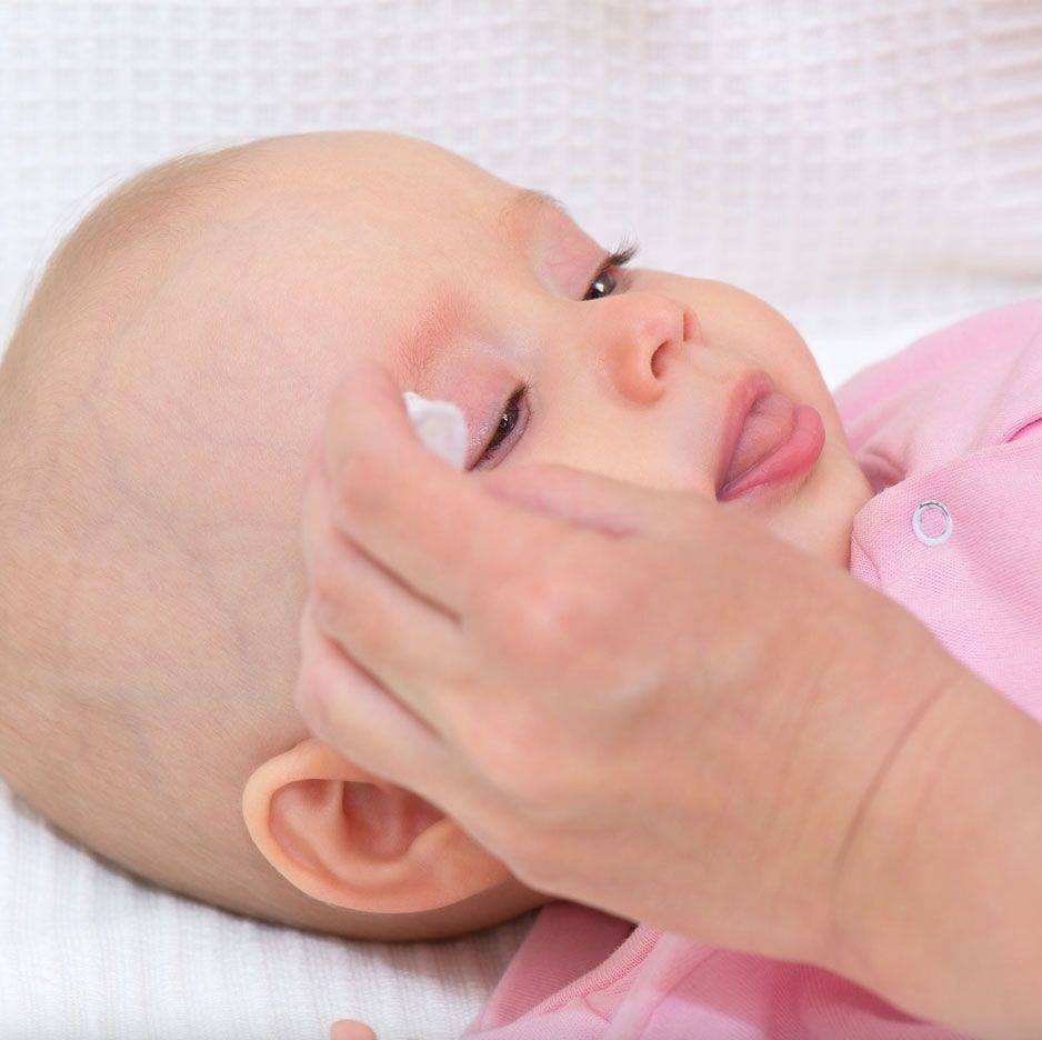 Чем обрабатывают глазки. Протирание глаз новорожденного. Протираем глазки новорожденному. Глазки новорожденному обрабатывают.