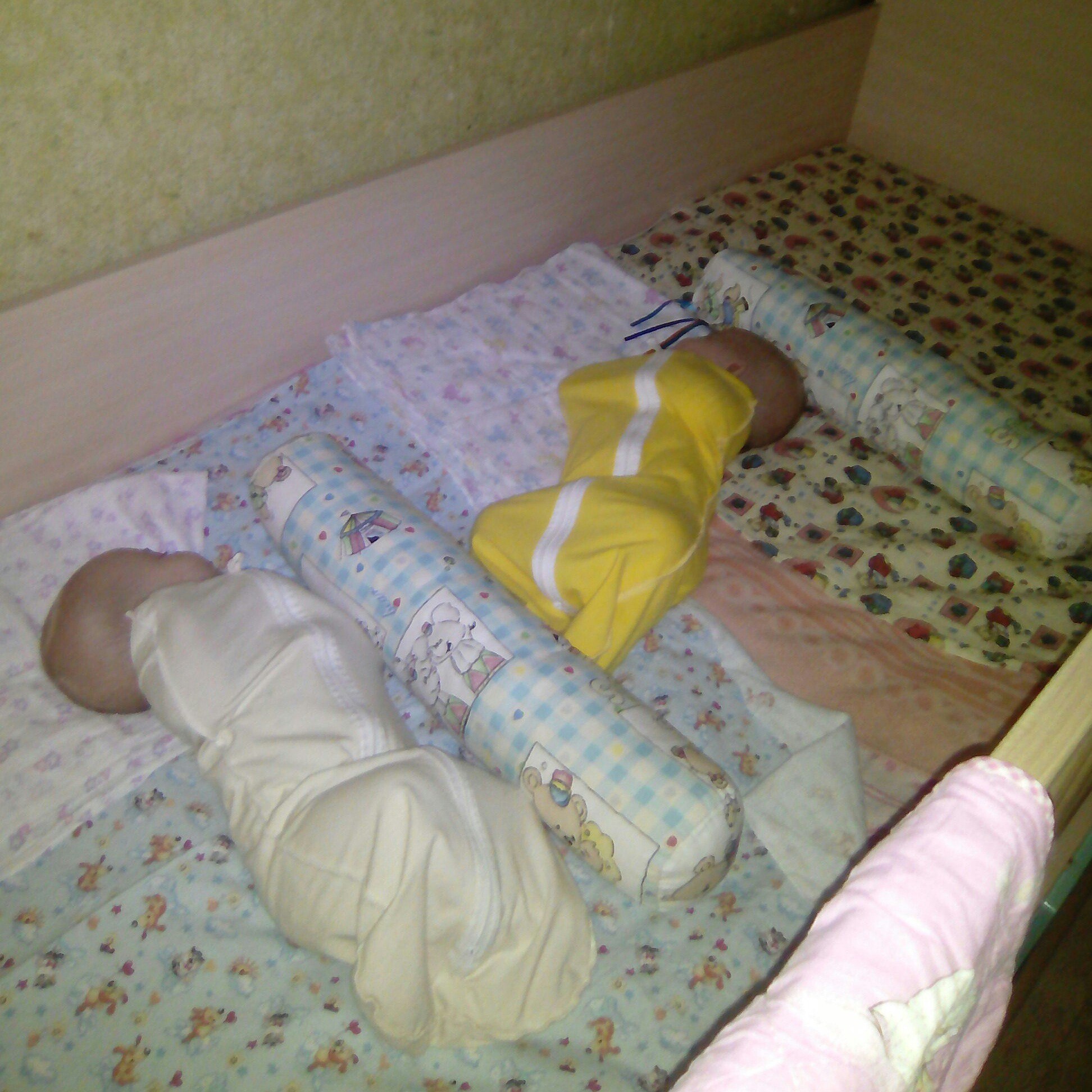 Сон пеленание. Пеленание новорожденного с ручками. Пеленание рук малыша. Пеленание ручек. Пеленание рук ребенка на сон.