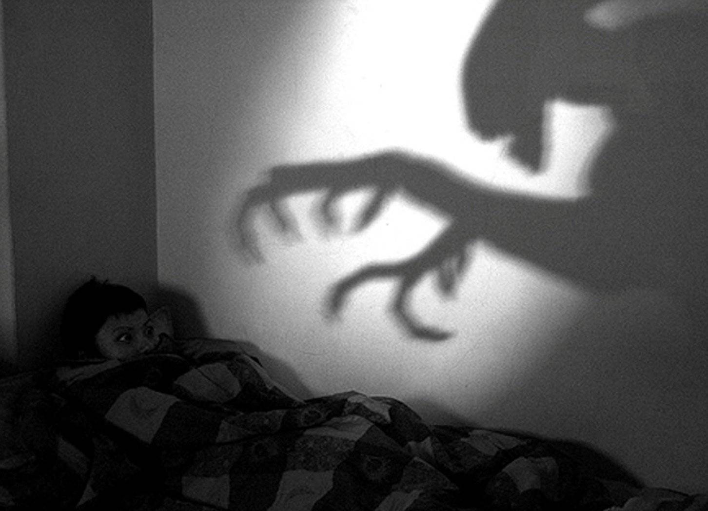 Боюсь спать один в комнате. Кошмарный сон + Сонный паралич. Монстры в темноте Сонный паралич. Сонный паралич Бабадук.