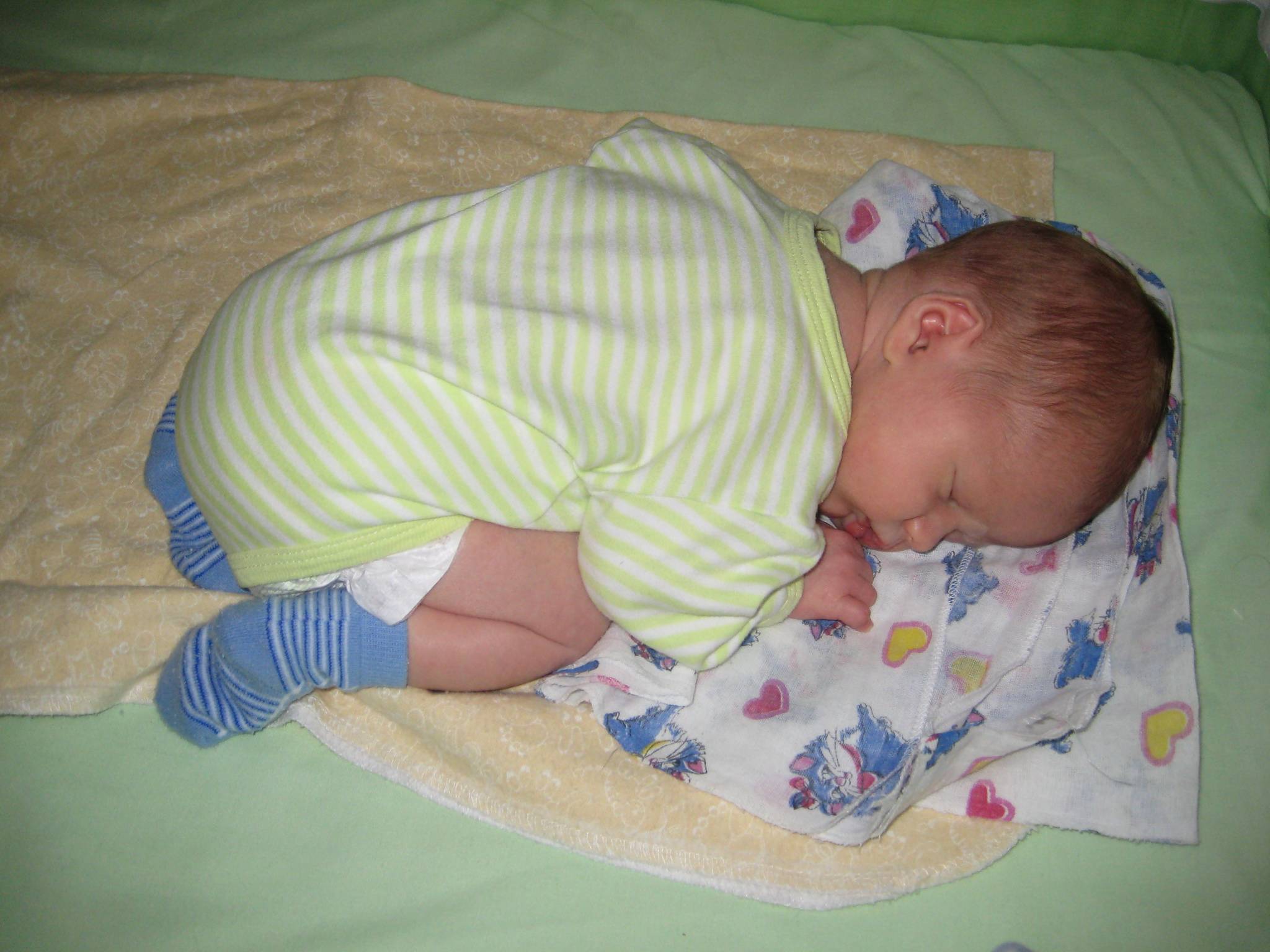 Новорожденному спать на боку или спине. Выкладывание на живот новорожденного. Выкладывание грудничка на животик.