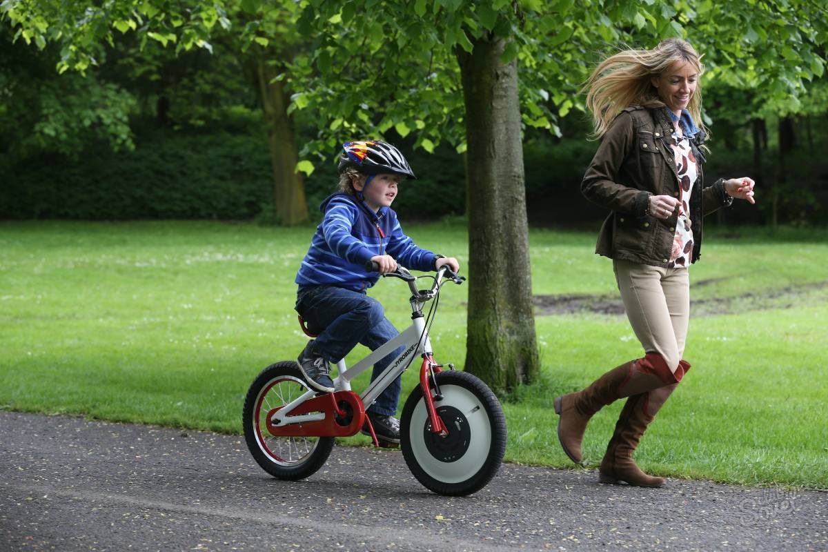 Как научить ребенка кататься на велосипеде двухколесном. Дети катаются на велосипеде. Катание на Велике. Велик для детей. Мальчик катается на велосипеде.