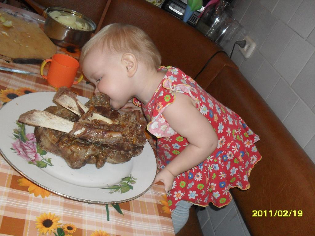 Мама что есть покушать. Дети смешно едят. Ребенок с шашлыком. Смешная еда для детей. Ребенок ест мясо.