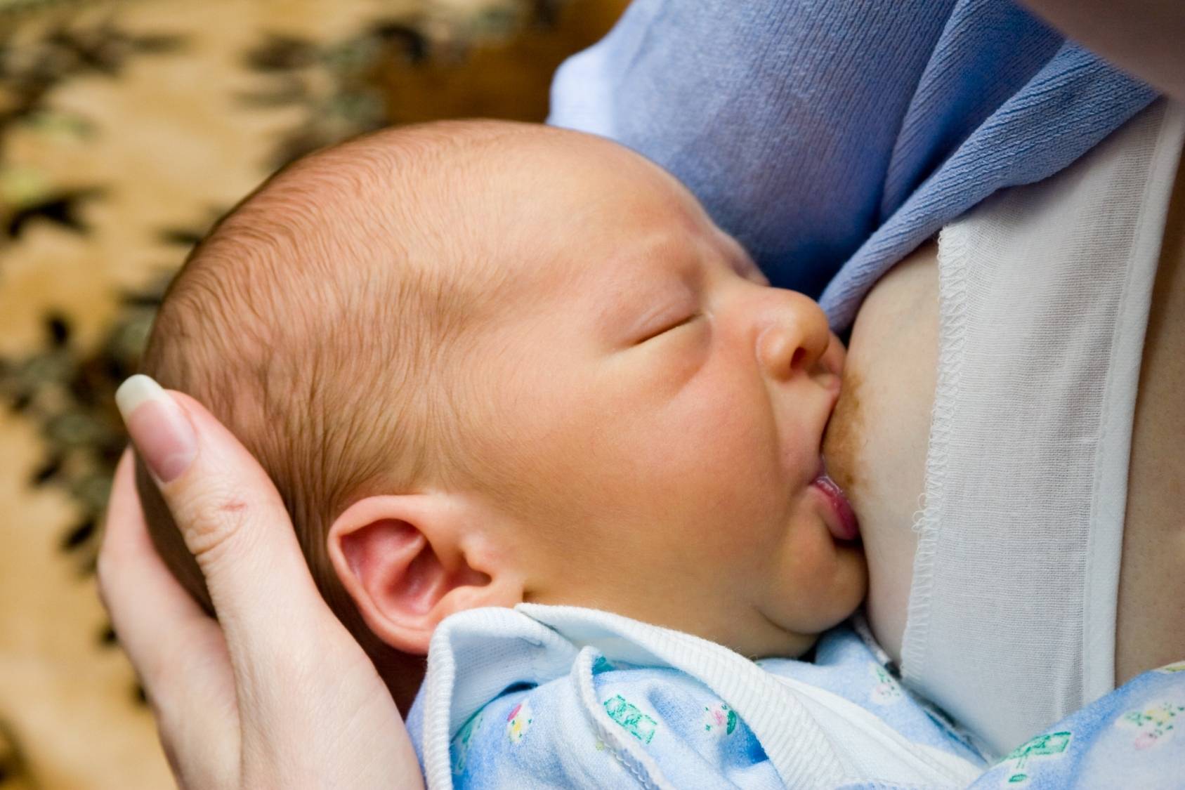 Ребенок кусает грудь при кормлении: что делать?