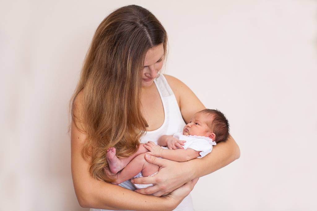 Как нужно правильно держать новорожденного ребенка