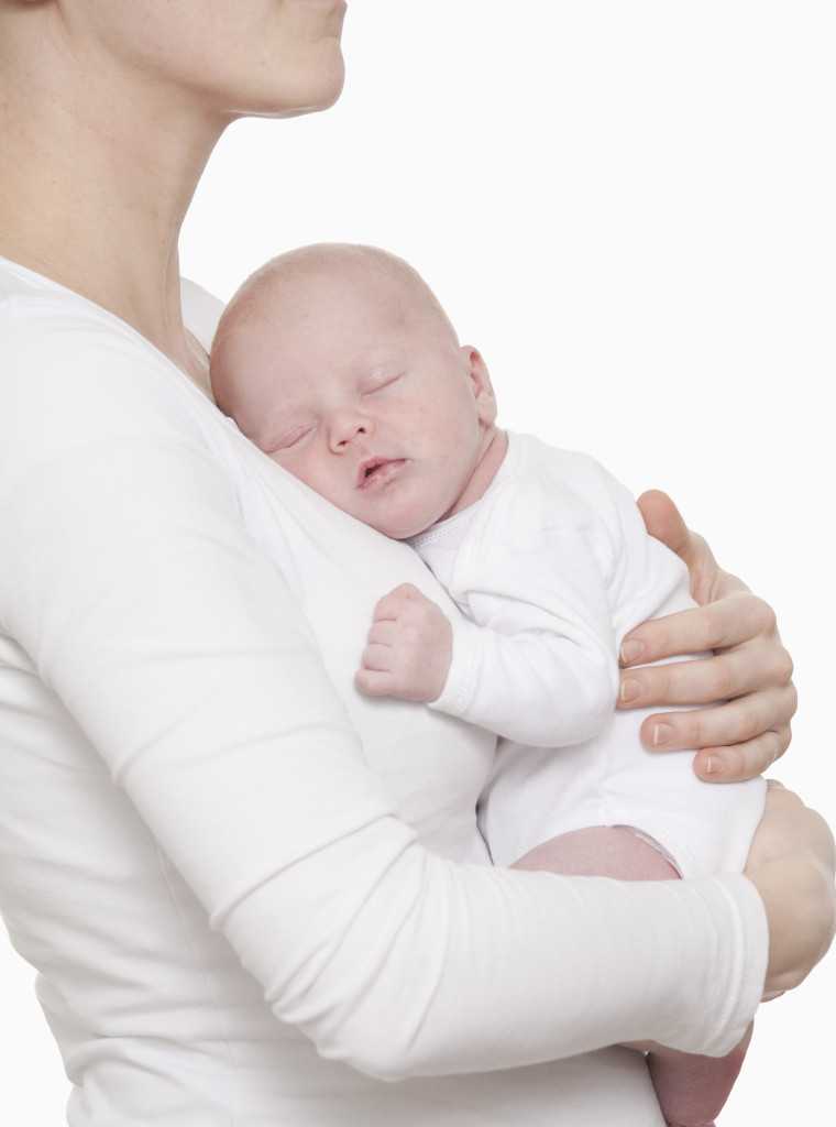 Как правильно держать новорожденного, как носить и класть кроху | alkopolitika.ru