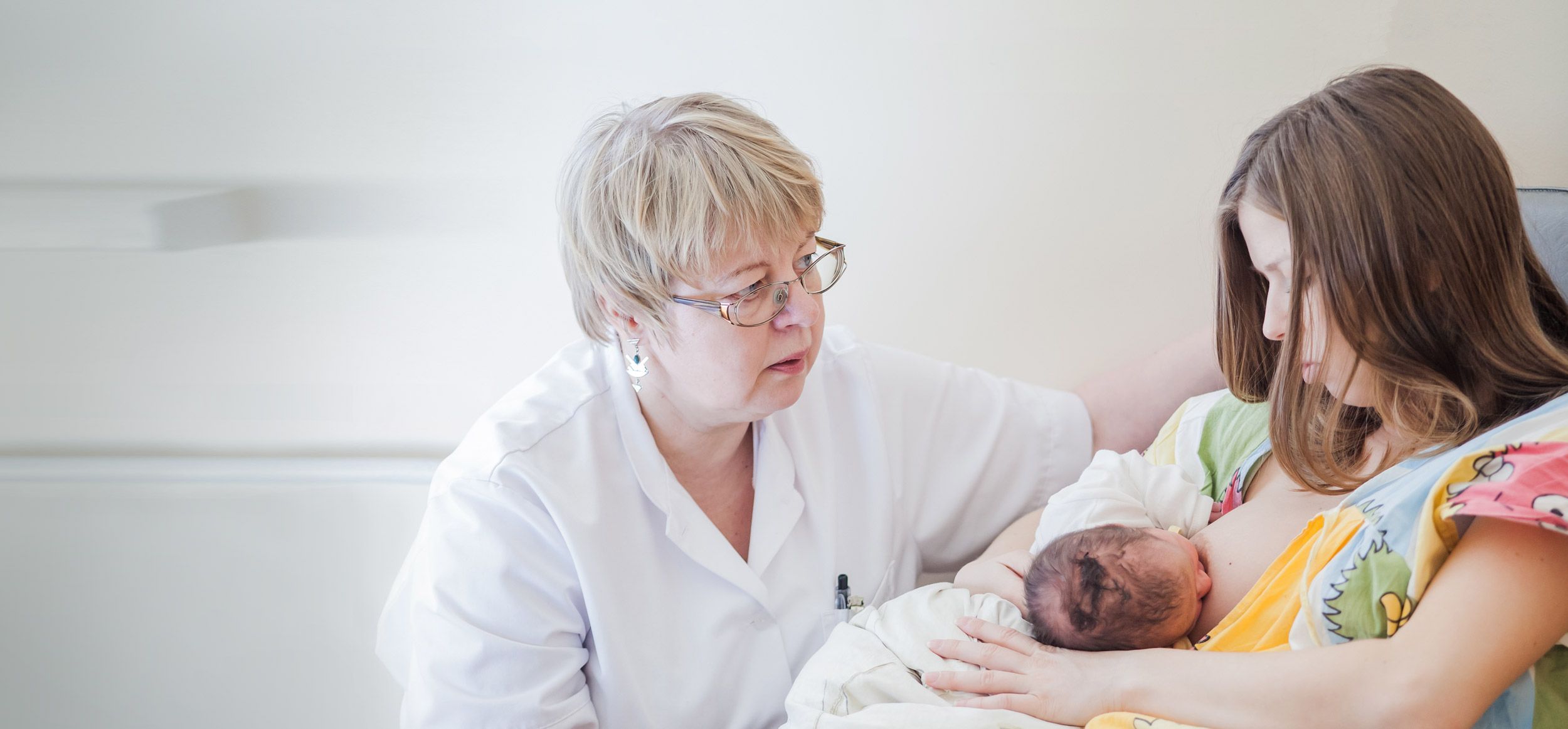 Пациенты в послеродовом периоде. Грудное вскармливание с врачом. Послеродовый период. Послеродовой период картинки. Роды и послеродовой период.