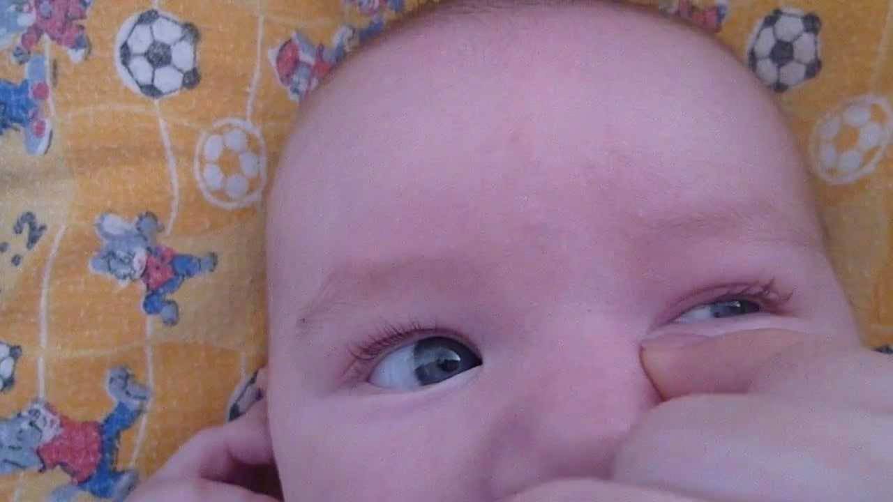 У новорожденного гноится глазик – что делать, причины и лечение