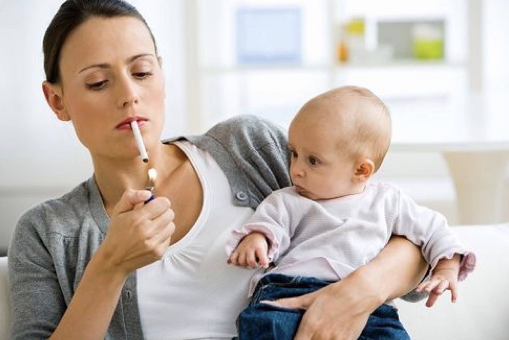 Молодая мама в период. Курящая женщина с ребенком. Курение мать и ребенок. Курение детей. Курящая мать с ребенком.