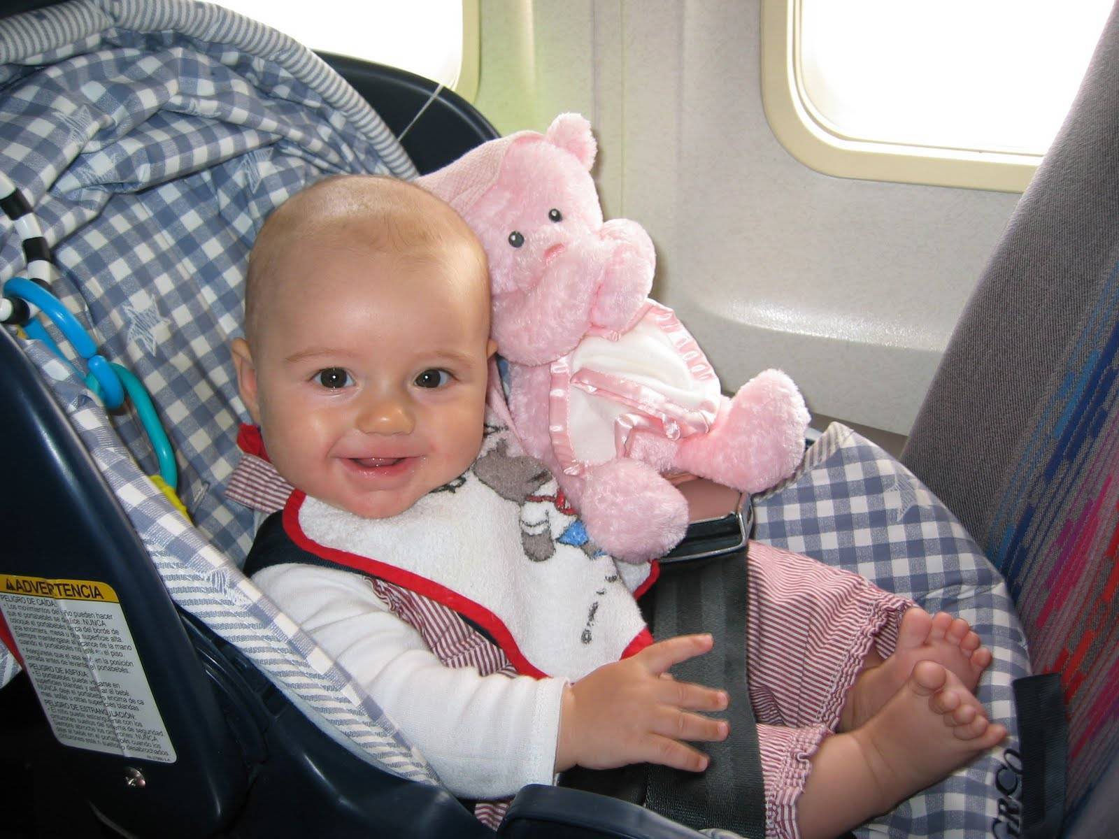 Самолет с маленьким ребенком. Самолет для детей. Младенец в самолете. Люлька в самолете для ребенка. Маленькие дети в самолете.