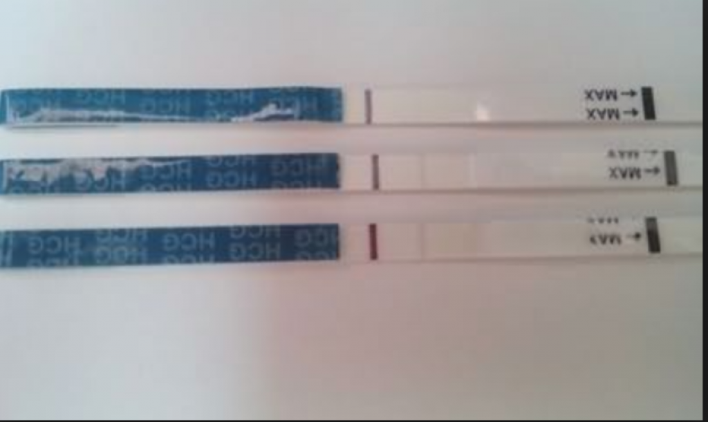 Отмена 2 теста. Тест на беременность 2 полоска бледная слабая. Тест на беременность слабая вторая полоска. Слабо видная полоска на тесте на беременность. Тест на беременность видна слабая вторая полоска.