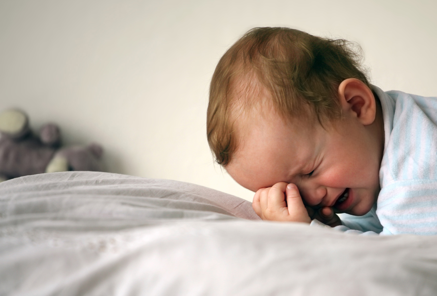 Почему ребенок просыпается ночью и сильно плачет – какие причины и что делать 2023