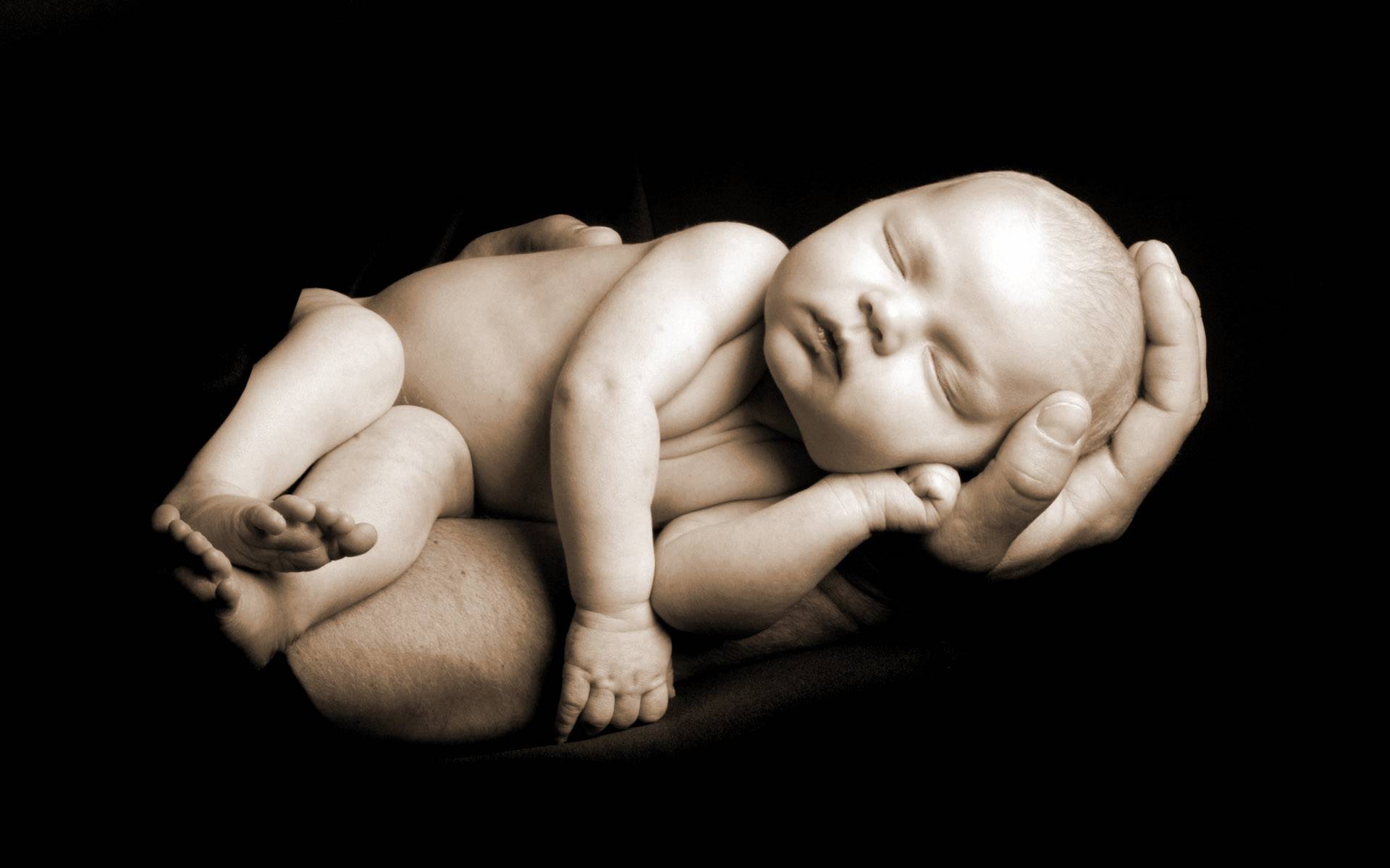 Держать во сне младенца на руках мальчика