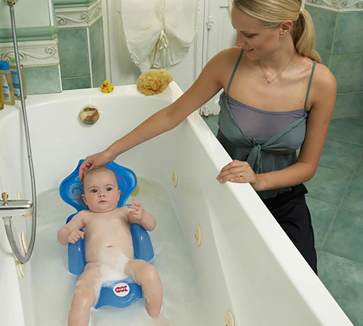 Купание в большой ванной. Подставка для купания новорожденных. Горка для купания. Ванна с горкой для новорожденных. Горка для купания малыша.