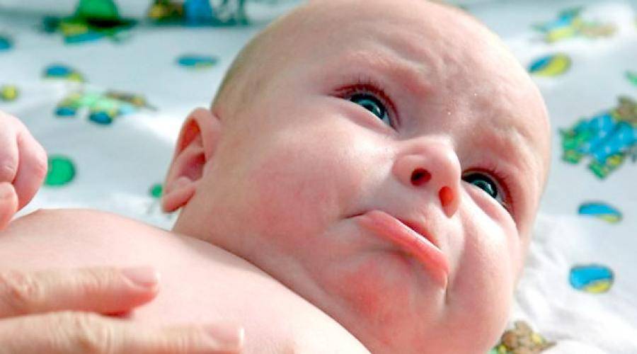 Почему у новорожденного трясется нижняя губа: причина, что делать